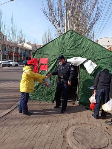 新疆维吾尔自治区哈密伊州区疫情防控中风险地区/哈密疫情 警务人员帮助搭帐篷