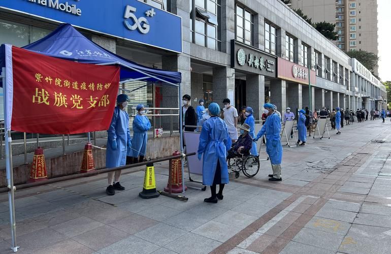 【疫情防控中风险地区红旗区_疫情防控时穿的防护服有防风防雨效果能骑行穿吗】